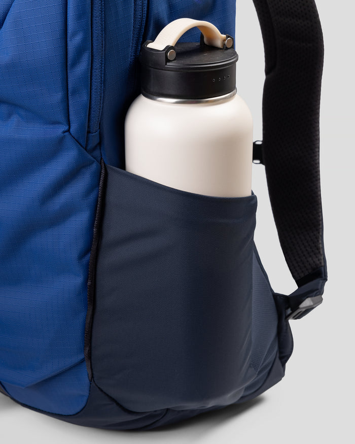 b0789_otr_axon_everyday_backpack_25l_bl_f_1755036773000