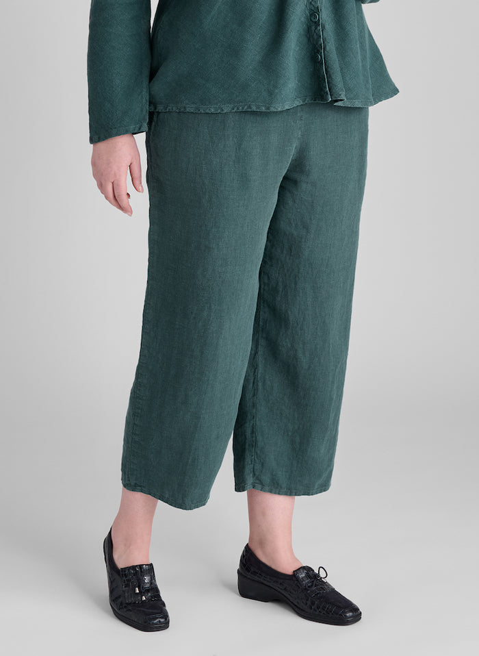 Floods, shown in Evergreen, size Medium on 5'9" model.